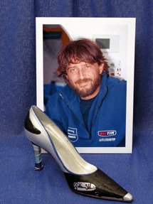 Scarpa autografata all'asta benefica